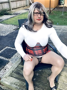 Amateur crossdresser kelly cd in red checked dress nude pan