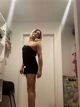 Lewd tranny bitch is playing herself